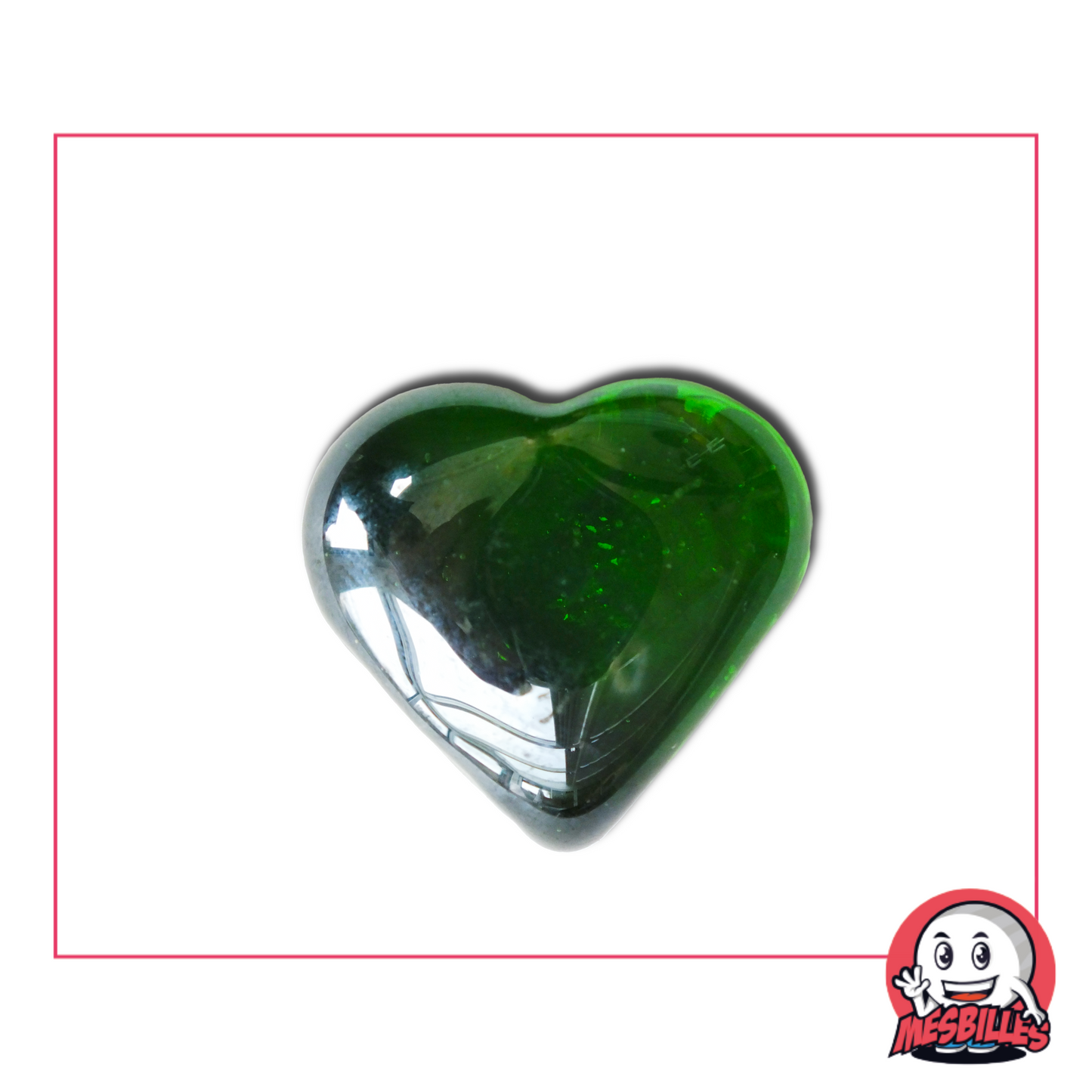 Foto di una biglia a forma di cuore bombato in vetro verde traslucido, venduta singolarmente sul negozio MieiBiglie.