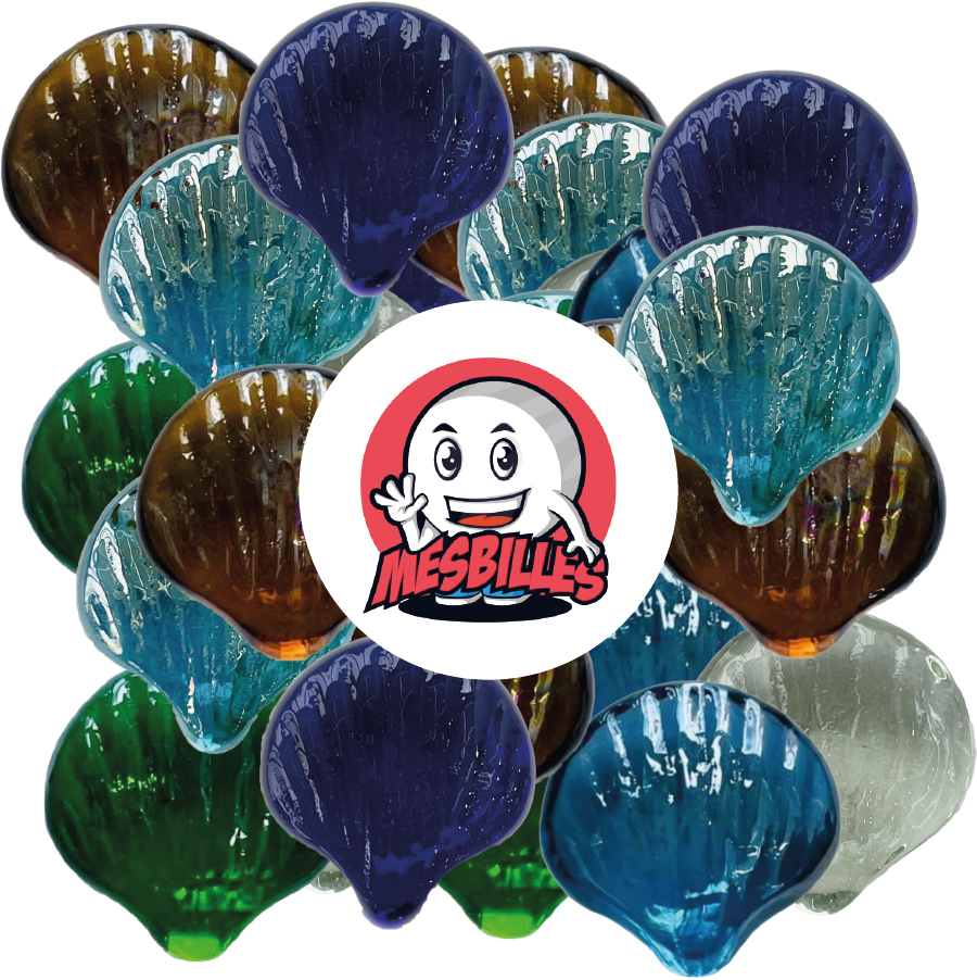 Immagine della mascotte MieiBiglie circondata da biglie Conchiglia Blu-Notte in vetro traslucido - Collezionismo e gioco mozzafiato - MieiBiglie