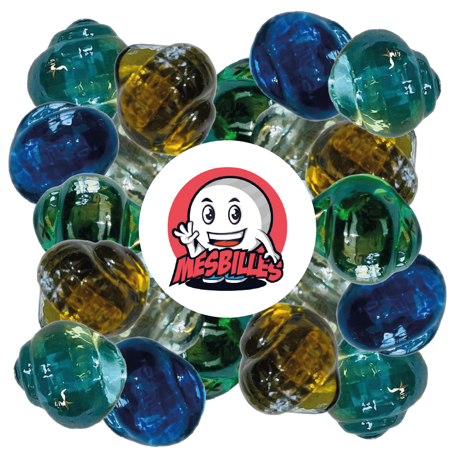 Immagine della mascotte MesBilles circondata da biglie Neptunea in vetro traslucido color cristallo, forma piatta, dimensione 30 mm - MesBilles