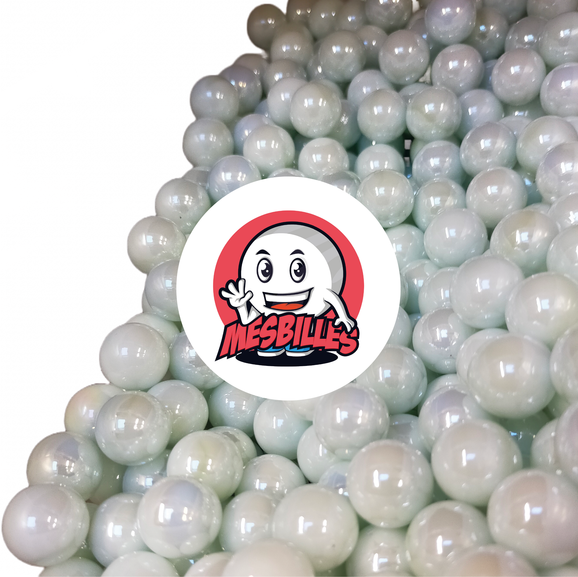 Immagine della mascotte MesBiglie circondata da biglie lucide opache brillanti bianche 12 mm