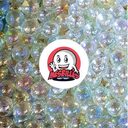 Immagine della mascotte MieiBiglie circondata da biglie rotonde iridescenti color cristallo 22 mm