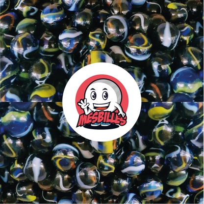 Immagine della mascotte MieiBiglie circondata da biglie Michelangelo in vetro blu con striature rosse, bianche e gialle, 35 mm