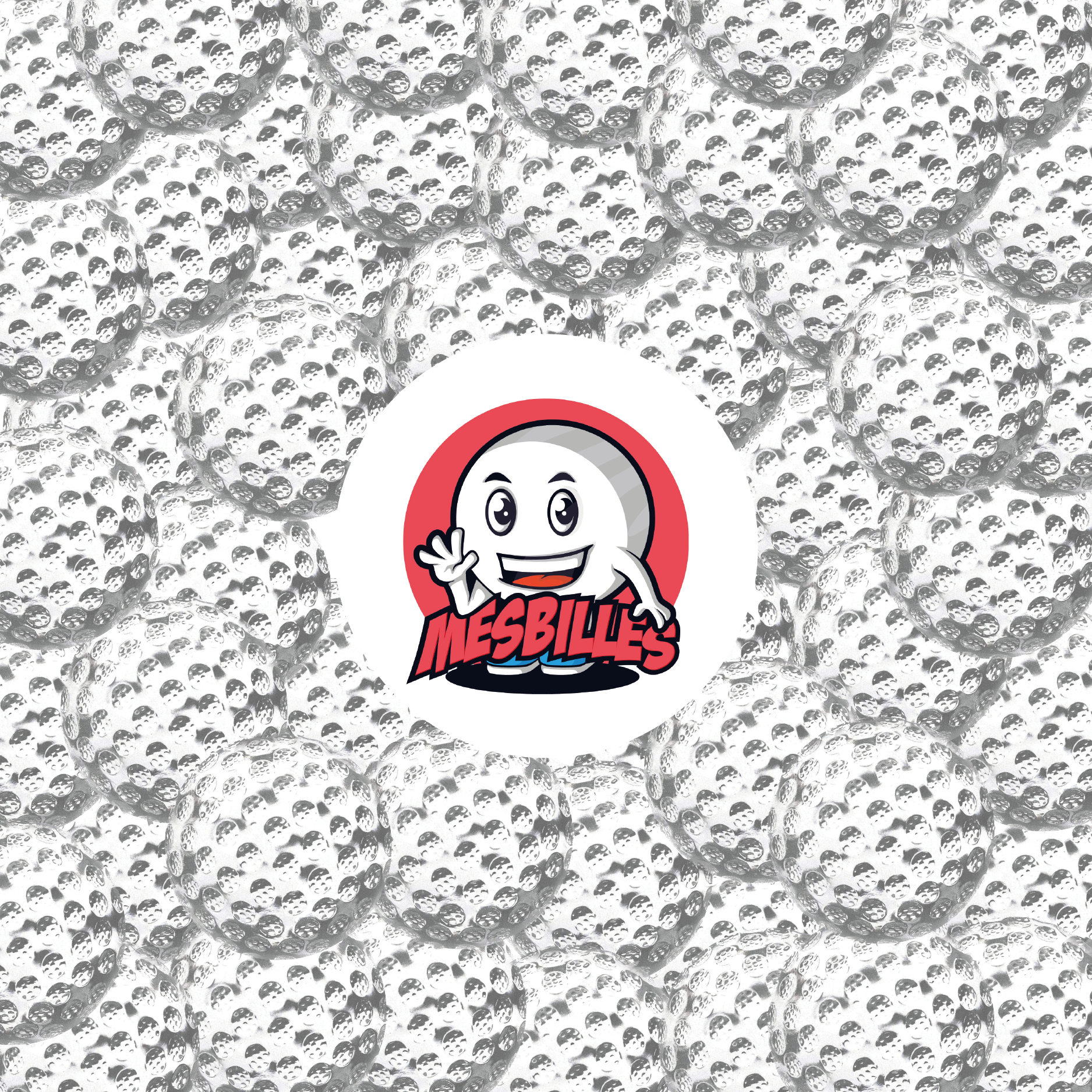 Vista ravvicinata di diverse biglie in vetro da 40 mm con texture simile a palline da golf, attorno al logo MieiBiglie.