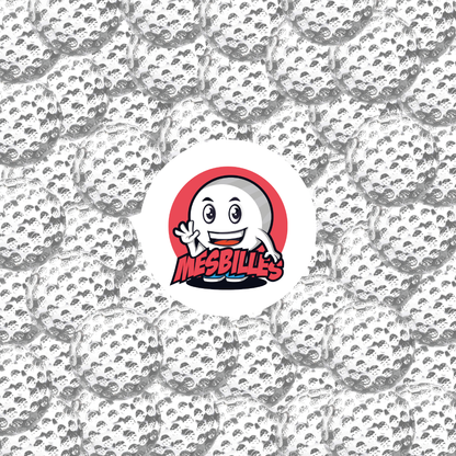 Vista ravvicinata di diverse biglie in vetro da 40 mm con texture simile a palline da golf, attorno al logo MieiBiglie.